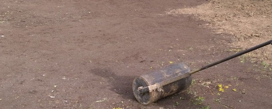 Выравнивание земли под газон